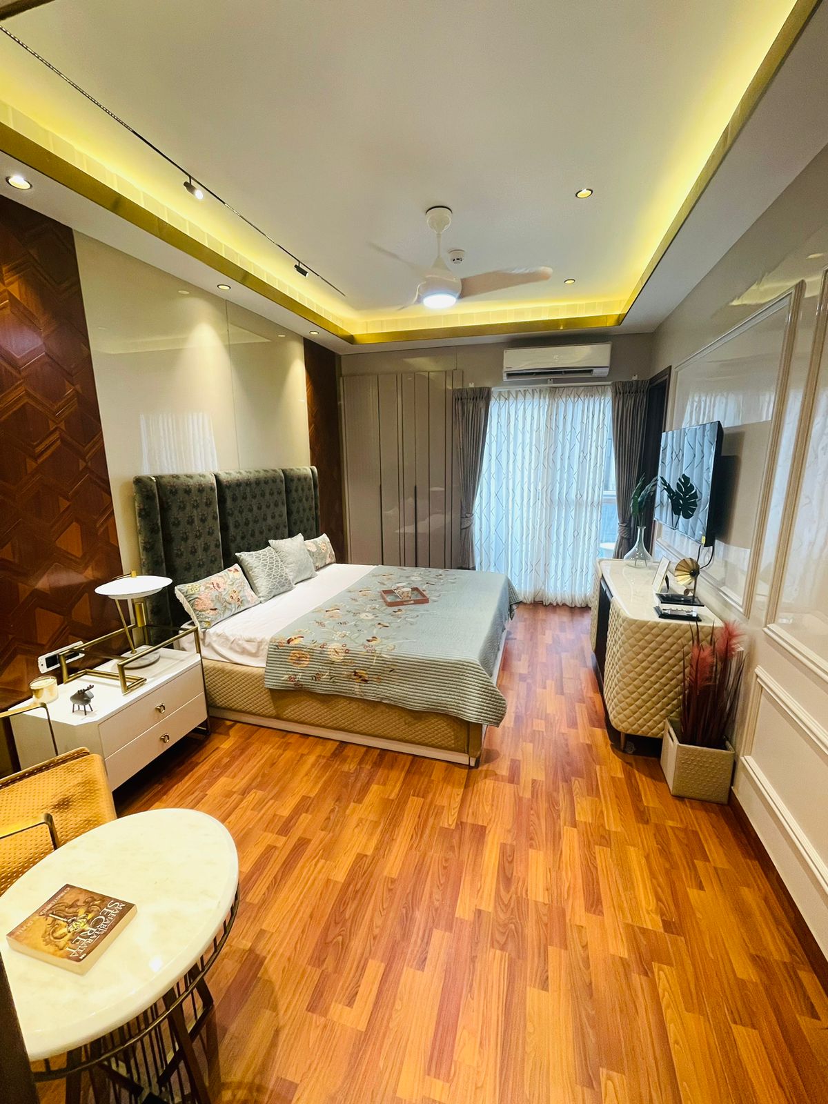 EXPRESS ONE Gallery
